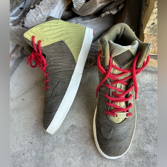 Nike LeBron XI Lifestyle hitop Olive/green red shoe laces mens sneakers Sz-8.5 G - Picture 1 of 14